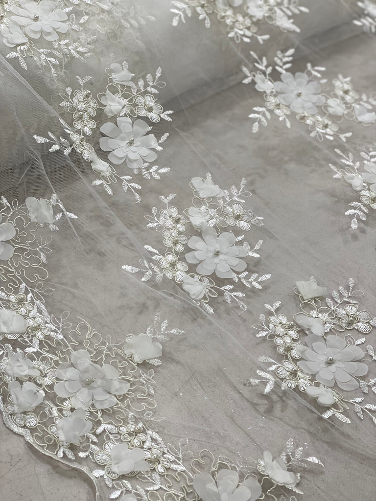 Tela-blanca-flores-bordadas